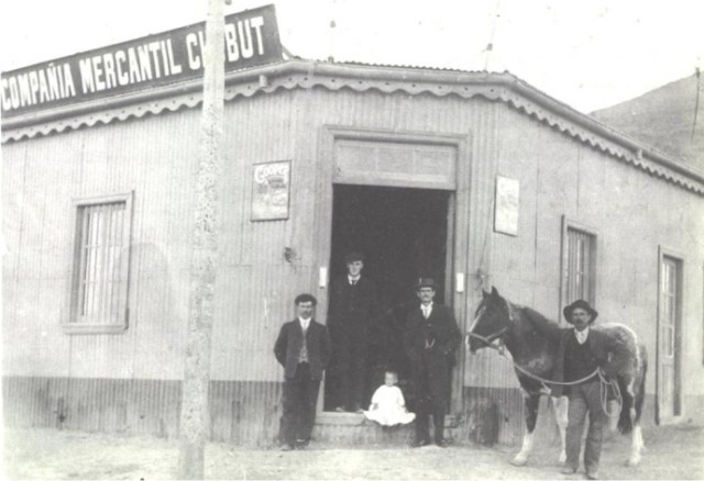 Sucursal de la Compañia Mercantil Chubut de Comodoro Rivadavia en 1911.